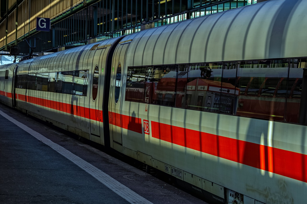 StÃ¶rung im Bahnverkehr Stuttgart: Komplettausfall und VerspÃ¤tungen durch abgerissene Oberleitung